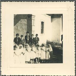 Grupo de crianças por ocasião da Primeira Comunhão na Gave