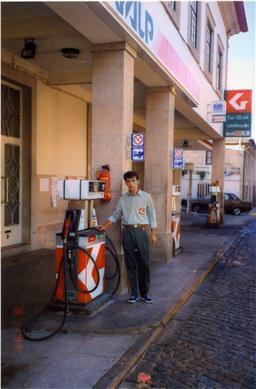 Fernando Pereira na antiga bomba de combustíveis na Rua da Calçada  